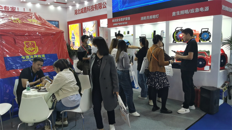 湖北威盾攜救援裝備亮相第二十屆國際消防展 為消防安全保駕護(hù)航 (7).jpg